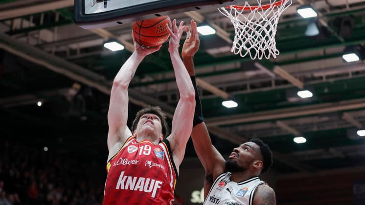 Im Bild: v.li. Christian Skladanowski (Wuerzburg Baskets, 19) gegen Ejiofor Onu (Bamberg Baskets, 35) 01.02.2026, Fitness First Wuerzburg Baskets vs. BMA 365 Bamberg Baskets, easyCredit BBL, 18. Spieltag, Deutschland, 97072, tectake-Arena Wuerzburg, Copyright: HMBxMedia xJulienxBecker