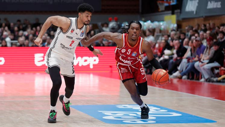 Im Bild: v.li. Ibi Watson (Bamberg Baskets, 2) gegen Marcus Carr(Wuerzburg Baskets, 5) 01.02.2026, Fitness First Wuerzburg Baskets vs. BMA 365 Bamberg Baskets, easyCredit BBL, 18. Spieltag, Deutschland, 97072, tectake-Arena Wuerzburg, Copyright: HMBxMedia xJulienxBecker