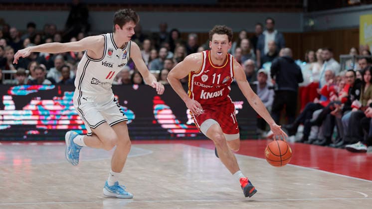 Im Bild: v.li. Richard Balint (Bamberg Baskets, 11) gegen Brae Ivey (Wuerzburg Baskets, 11) 01.02.2026, Fitness First Wuerzburg Baskets vs. BMA 365 Bamberg Baskets, easyCredit BBL, 18. Spieltag, Deutschland, 97072, tectake-Arena Wuerzburg, Copyright: HMBxMedia xJulienxBecker
