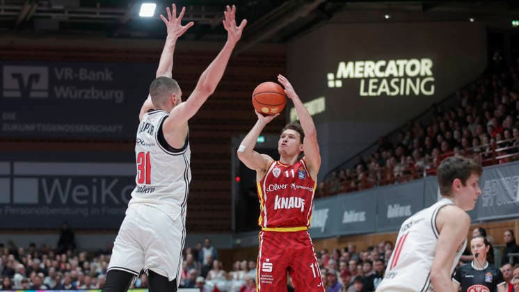 Im Bild: v.li. Daniel Keppeler (Bamberg Baskets, 31) gegen den Dreier von Brae Ivey (Wuerzburg Baskets, 11) 01.02.2026, Fitness First Wuerzburg Baskets vs. BMA 365 Bamberg Baskets, easyCredit BBL, 18. Spieltag, Deutschland, 97072, tectake-Arena Wuerzburg, Copyright: HMBxMedia xJulienxBecker