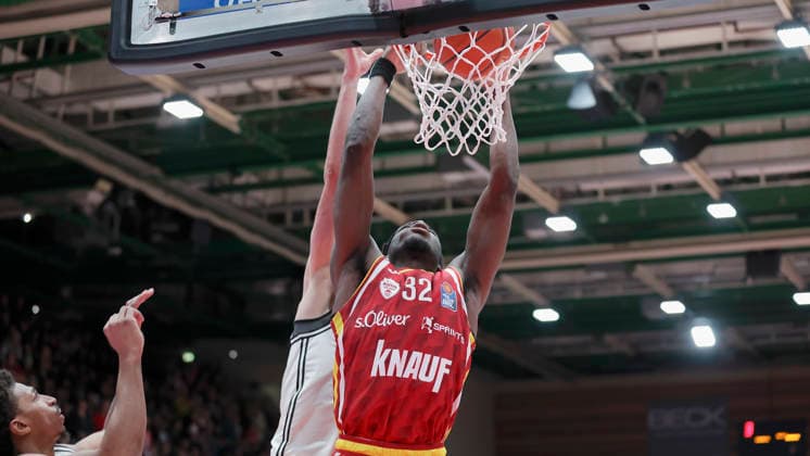 Im Bild: Charles Thompson (Wuerzburg Baskets, 32) mit dem Dunking 01.02.2026, Fitness First Wuerzburg Baskets vs. BMA 365 Bamberg Baskets, easyCredit BBL, 18. Spieltag, Deutschland, 97072, tectake-Arena Wuerzburg, Copyright: HMBxMedia xJulienxBecker