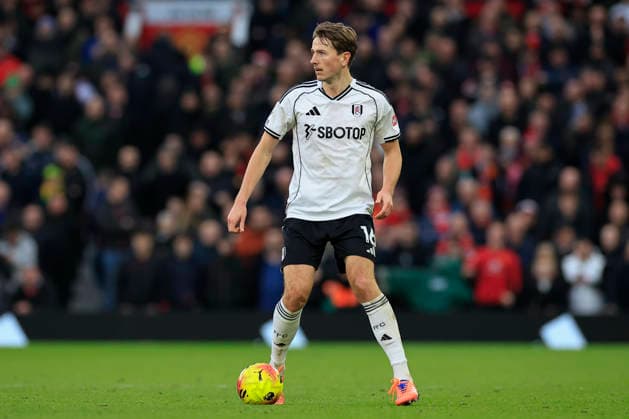 Manchester United, ManU v Fulham, Premier League Sander Berge (16) of Fulham during the Premier League match between Manchester United and Fulham at Old Trafford, Manchester, UK on 1 February 2026. Manchester Old Trafford Greater Manchester UK Editorial use only DataCo restrictions apply See www.football-dataco.com , Copyright: xConorxMolloyx PSI-23668-0105