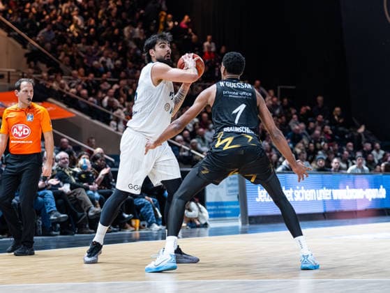 Marcel Kessen (MLP Academics Heidelberg, 15) im Zweikampf gegen David N Guessan (Basketball Loewen Braunschweig, 01) Basketball Loewen Braunschweig vs. MLP Academics Heidelberg, Basketball, easyCredit Basketball Bundesliga, 18. Spieltag, Saison 2025 2026, 01.02.2026 Basketball Loewen Braunschweig vs. MLP Academics Heidelberg, Basketball, easyCredit Basketball Bundesliga, 18. Spieltag, Saison 2025 2026, 01.02.2026 Braunschweig Copyright: xEibner-Pressefoto DamianxKruczynx EP_DKI