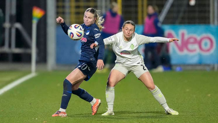 v.li.: Laura Gloning (TSG, 20), Chiara D Angelo (Werder, 2), Zweikampf, Spielszene, Duell, duel, tackle, tackling, Dynamik, Action, Aktion, 01.02.2026, Sinsheim (Hoffenheim) (Deutschland), Fussball, Google Pixel Frauen-Bundesliga, TSG 1899 Hoffenheim - SV Werder Bremen, DFB DFL REGULATIONS PROHIBIT ANY USE OF PHOTOGRAPHS AS IMAGE SEQUENCES AND OR QUASI-VIDEO.