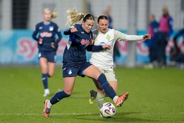 v.li.: Laura Gloning (TSG, 20), Chiara D Angelo (Werder, 2), Zweikampf, Spielszene, Duell, duel, tackle, tackling, Dynamik, Action, Aktion, 01.02.2026, Sinsheim (Hoffenheim) (Deutschland), Fussball, Google Pixel Frauen-Bundesliga, TSG 1899 Hoffenheim - SV Werder Bremen, DFB DFL REGULATIONS PROHIBIT ANY USE OF PHOTOGRAPHS AS IMAGE SEQUENCES AND OR QUASI-VIDEO.