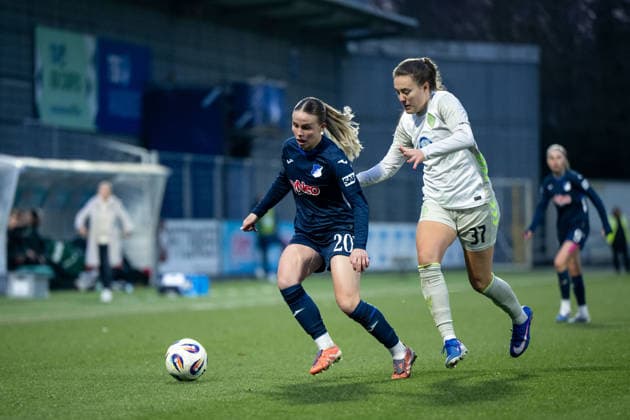 Laura Gloning (TSG Hoffenheim, 20) im Zweikampf mit Mara Alber (Werder Bremen, 37), GER, TSG 1899 Hoffenheim vs SV Werder Bremen, Fussball Google Pixel Frauen Bundesliga, 16. Spieltag, Saison 2025 2026, 01.02.2026 DFB regulations prohibit any use of photographs as image sequences and or quasi-video GER, TSG 1899 Hoffenheim vs SV Werder Bremen, Fussball Google Pixel Frauen Bundesliga, 16. Spieltag, Saison 2025 2026, 01.02.2026 Hoffenheim Copyright: xEibner-Pressefoto Memmlerx EP_MMR