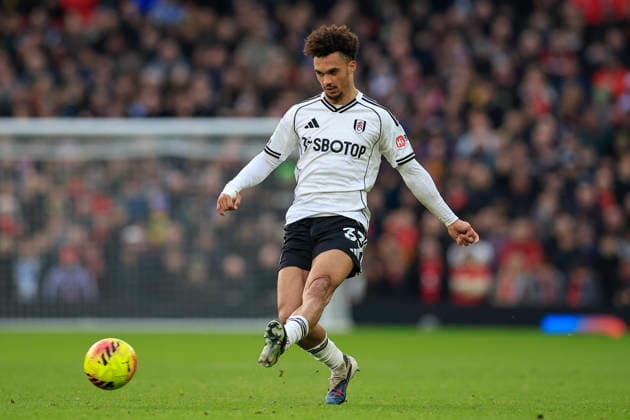 Manchester United, ManU v Fulham, Premier League Antonee Robinson (33) of Fulham passes the ball during the Premier League match between Manchester United and Fulham at Old Trafford, Manchester, UK on 1 February 2026. Manchester Old Trafford Greater Manchester UK Editorial use only DataCo restrictions apply See www.football-dataco.com , Copyright: xConorxMolloyx PSI-23668-0113