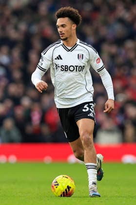 Manchester United, ManU v Fulham, Premier League Antonee Robinson (33) of Fulham runs with the ball during the Premier League match between Manchester United and Fulham at Old Trafford, Manchester, UK on 1 February 2026. Manchester Old Trafford Greater Manchester UK Editorial use only DataCo restrictions apply See www.football-dataco.com , Copyright: xConorxMolloyx PSI-23668-0114