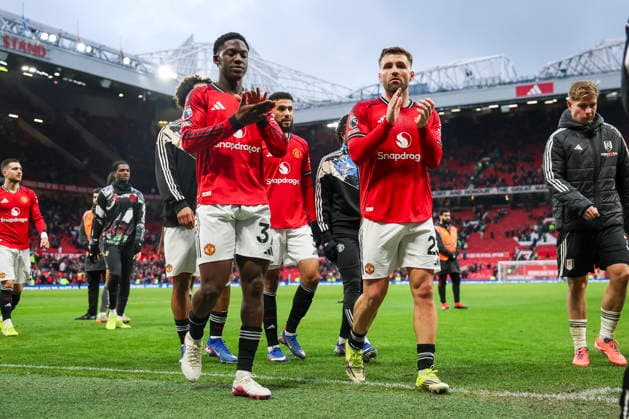 Manchester United, ManU v Fulham, Premier League Manchester United midfielder Kobbie Mainoo (37) Manchester United defender Luke Shaw (23) applauds the fans after winning during the Manchester United v Fulham Premier League match at Old Trafford, Manchester, England on 1 February 2026 Credit: Phil Duncan Every Second Media Editorial use only. All images are copyright Every Second Media Limited. No images may be reproduced without prior permission. All rights reserved. Premier League and Football League images are subject to licensing agreements with Football DataCo Limited. see https: www.football-dataco.com Copyright: xIMAGO EveryxSecondxMediax ESM-1779-0024 PhilxDuncanx xEveryxSecondxMediax
