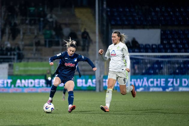 Janna Grimm (TSG Hoffenheim, 26) am Ball vor Medina Desic (Werder Bremen, 09), GER, TSG 1899 Hoffenheim vs SV Werder Bremen, Fussball Google Pixel Frauen Bundesliga, 16. Spieltag, Saison 2025 2026, 01.02.2026 DFB regulations prohibit any use of photographs as image sequences and or quasi-video GER, TSG 1899 Hoffenheim vs SV Werder Bremen, Fussball Google Pixel Frauen Bundesliga, 16. Spieltag, Saison 2025 2026, 01.02.2026 Hoffenheim Copyright: xEibner-Pressefoto Memmlerx EP_MMR
