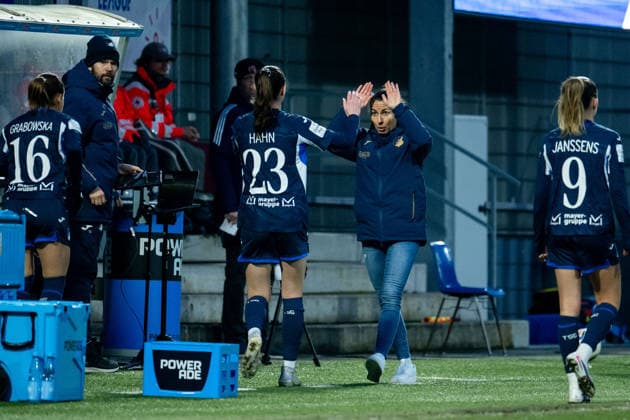 Eva Maria Virsinger (TSG Hoffenheim, Trainerin) klatscht mit Chiara Hahn (TSG Hoffenheim, 23), Dominika Grabowska (TSG Hoffenheim, 16) ab, GER, TSG 1899 Hoffenheim vs SV Werder Bremen, Fussball Google Pixel Frauen Bundesliga, 16. Spieltag, Saison 2025 2026, 01.02.2026 DFB regulations prohibit any use of photographs as image sequences and or quasi-video GER, TSG 1899 Hoffenheim vs SV Werder Bremen, Fussball Google Pixel Frauen Bundesliga, 16. Spieltag, Saison 2025 2026, 01.02.2026 Hoffenheim Copyright: xEibner-Pressefoto Memmlerx EP_MMR