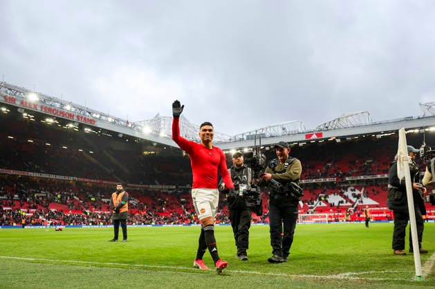 Manchester United, ManU v Fulham, Premier League Manchester United midfielder Casemiro (18) applauds the fans after winning 3-2 during the Manchester United v Fulham Premier League match at Old Trafford, Manchester, England on 1 February 2026 Credit: Phil Duncan Every Second Media Editorial use only. All images are copyright Every Second Media Limited. No images may be reproduced without prior permission. All rights reserved. Premier League and Football League images are subject to licensing agreements with Football DataCo Limited. see https: www.football-dataco.com Copyright: xIMAGO EveryxSecondxMediax ESM-1779-0025 PhilxDuncanx xEveryxSecondxMediax