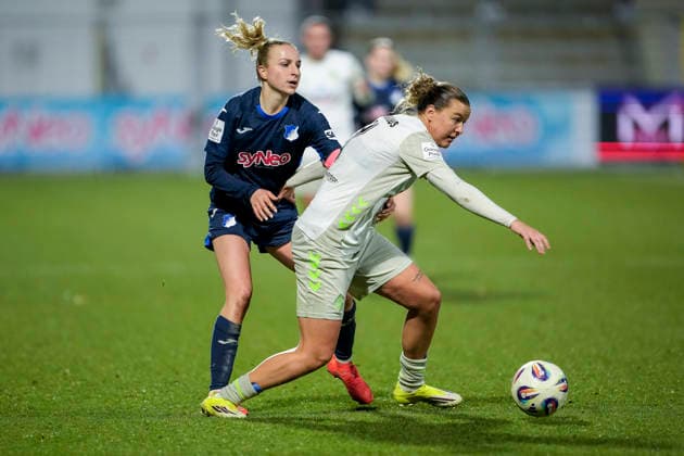 v.li.: Vanessa Diehm (TSG, 6), Larissa Mühlhaus (Werder, 7), Zweikampf, Spielszene, Duell, duel, tackle, tackling, Dynamik, Action, Aktion, 01.02.2026, Sinsheim (Hoffenheim) (Deutschland), Fussball, Google Pixel Frauen-Bundesliga, TSG 1899 Hoffenheim - SV Werder Bremen, DFB DFL REGULATIONS PROHIBIT ANY USE OF PHOTOGRAPHS AS IMAGE SEQUENCES AND OR QUASI-VIDEO.