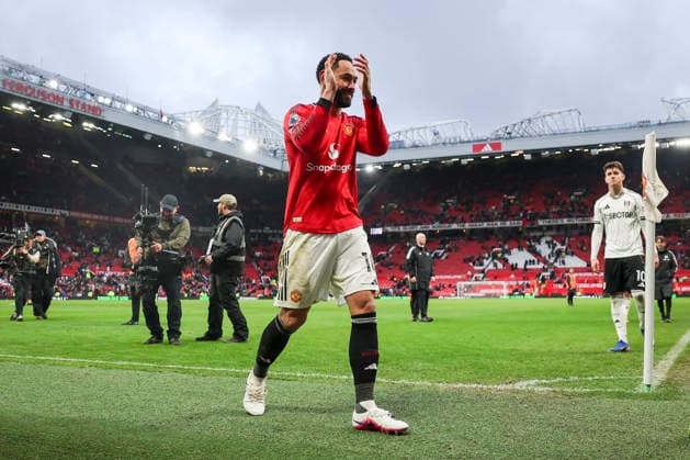Manchester United, ManU v Fulham, Premier League Manchester United forward Matheus Cunha (10) walks off the pitch applauds claps the fans during the Manchester United v Fulham Premier League match at Old Trafford, Manchester, England on 1 February 2026 Credit: Phil Duncan Every Second Media Editorial use only. All images are copyright Every Second Media Limited. No images may be reproduced without prior permission. All rights reserved. Premier League and Football League images are subject to licensing agreements with Football DataCo Limited. see https: www.football-dataco.com Copyright: xIMAGO EveryxSecondxMediax ESM-1779-0023 PhilxDuncanx xEveryxSecondxMediax