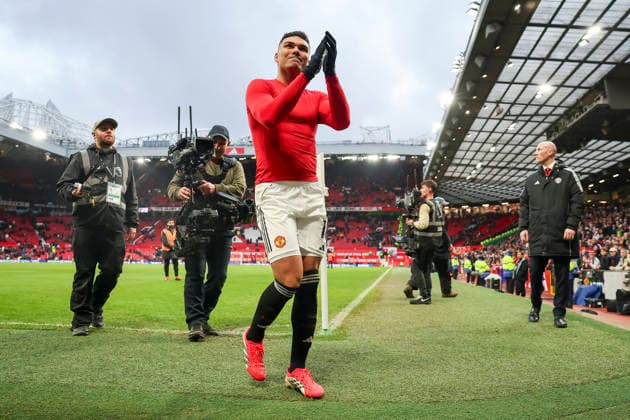 Manchester United, ManU v Fulham, Premier League Manchester United midfielder Casemiro (18) applauds the fans after winning 3-2 during the Manchester United v Fulham Premier League match at Old Trafford, Manchester, England on 1 February 2026 Credit: Phil Duncan Every Second Media Editorial use only. All images are copyright Every Second Media Limited. No images may be reproduced without prior permission. All rights reserved. Premier League and Football League images are subject to licensing agreements with Football DataCo Limited. see https: www.football-dataco.com Copyright: xIMAGO EveryxSecondxMediax ESM-1779-0026 PhilxDuncanx xEveryxSecondxMediax