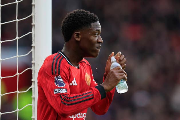Manchester United, ManU v Fulham, Premier League Kobbie Mainoo (37) of Manchester United takes in some water during the Premier League match between Manchester United and Fulham at Old Trafford, Manchester, UK on 1 February 2026. Manchester Old Trafford Greater Manchester UK Editorial use only DataCo restrictions apply See www.football-dataco.com , Copyright: xConorxMolloyx PSI-23668-0118