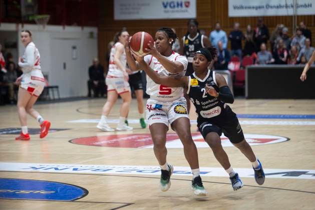 Nr. 31 Oceane Monpierre (FRA, Panthers) und Nr. 2. Lashae Dwyer (CAN, TKH) - Osnabrück 57:71 TK Hannover Luchse - 1. DBBL 17. Spieltag GiroLive Panthers Osnabrück gegen TK Hannover Luchse