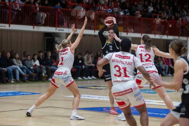 Am Ball Nr. 12 Rowie Jongeling (NED, TKH) - GiroLive Panthers Osnabrück 57:71 TK Hannover Luchse - 1. DBBL 17. Spieltag GiroLive Panthers Osnabrück gegen TK Hannover Luchse