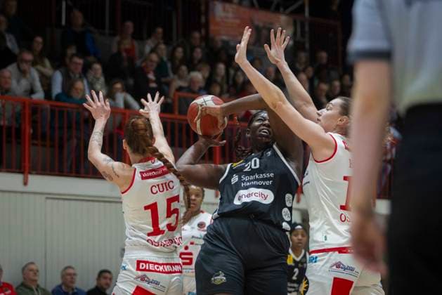 Am Ball Nr. 20 Serena Manala (FRA, TKH) GiroLive Panthers Osnabrück 57:71 TK Hannover Luchse - 1. DBBL 17. Spieltag GiroLive Panthers Osnabrück gegen TK Hannover Luchse
