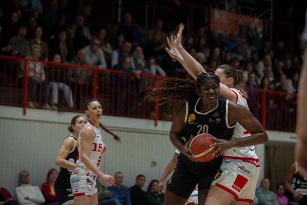 Am Ball Nr. 20 Serena Manala (FRA, TKH) GiroLive Panthers Osnabrück 57:71 TK Hannover Luchse - 1. DBBL 17. Spieltag GiroLive Panthers Osnabrück gegen TK Hannover Luchse