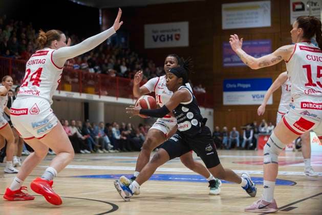 Am Ball Nr. 2: Lashae Dwyer (CAN, TKH) GiroLive Panthers Osnabrück 57:71 TK Hannover Luchse - 1. DBBL 17. Spieltag GiroLive Panthers Osnabrück gegen TK Hannover Luchse