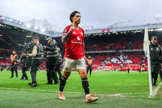 Manchester United, ManU v Fulham, Premier League Manchester United defender Lisandro Martinez (6) applauds the fans after winning and gestures during the Manchester United v Fulham Premier League match at Old Trafford, Manchester, England on 1 February 2026 Credit: Phil Duncan Every Second Media Editorial use only. All images are copyright Every Second Media Limited. No images may be reproduced without prior permission. All rights reserved. Premier League and Football League images are subject to licensing agreements with Football DataCo Limited. see https: www.football-dataco.com Copyright: xIMAGO EveryxSecondxMediax ESM-1779-0027 PhilxDuncanx xEveryxSecondxMediax