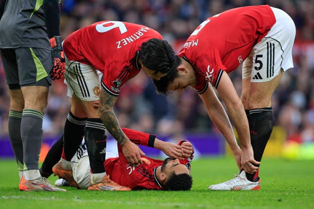 Manchester United, ManU v Fulham, Premier League Lisandro Martinez (6) and Harry Maguire (5) of Manchester United attend to an injured Matheus Cunha (10) of Manchester United during the Premier League match between Manchester United and Fulham at Old Trafford, Manchester, UK on 1 February 2026. Manchester Old Trafford Greater Manchester UK Editorial use only DataCo restrictions apply See www.football-dataco.com , Copyright: xConorxMolloyx PSI-23668-0121