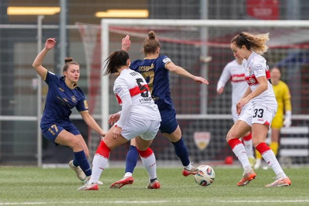 01.02.2026, Fußball, 2. Frauen-Bundesliga, 2025 2026, 15. Spieltag, VfB Stuttgart - SG 99 Andernach Carolin Schraa (7 Andernach) wird von Laureta Temaj (5 VfB Stuttgart) und Fabienne Dongus (33 VfB Stuttgart) attackiert.