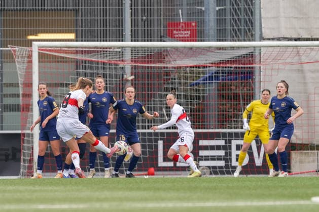 01.02.2026, Fußball, 2. Frauen-Bundesliga, 2025 2026, 15. Spieltag, VfB Stuttgart - SG 99 Andernach Maxi Rall (8 VfB Stuttgart) tritt einen Freistoß.