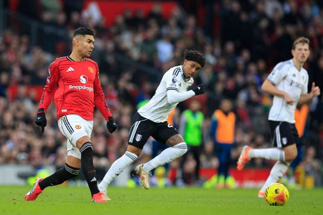 Manchester United, ManU v Fulham, Premier League Casemiro (18) of Manchester United passes the ball during the Premier League match between Manchester United and Fulham at Old Trafford, Manchester, UK on 1 February 2026. Manchester Old Trafford Greater Manchester UK Editorial use only DataCo restrictions apply See www.football-dataco.com , Copyright: xConorxMolloyx PSI-23668-0123