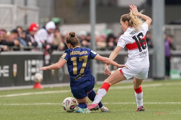 01.02.2026, Fußball, 2. Frauen-Bundesliga, 2025 2026, 15. Spieltag, VfB Stuttgart - SG 99 Andernach Leonie Wäschenbach (17 Andernach) und Janina Hechler (16 VfB Stuttgart) im Duell.