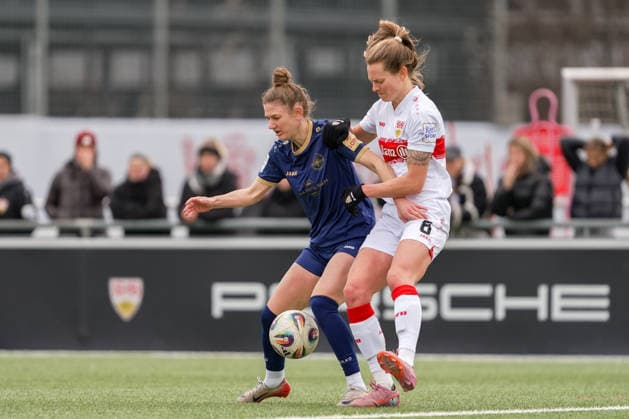 01.02.2026, Fußball, 2. Frauen-Bundesliga, 2025 2026, 15. Spieltag, VfB Stuttgart - SG 99 Andernach Carolin Schraa (7 Andernach) und Maxi Rall (8 VfB Stuttgart) im Duell.