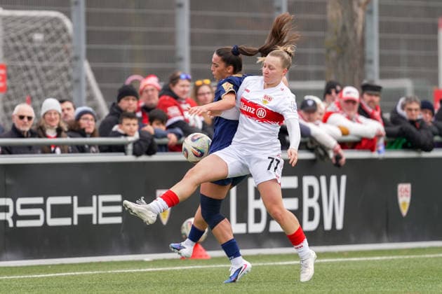 01.02.2026, Fußball, 2. Frauen-Bundesliga, 2025 2026, 15. Spieltag, VfB Stuttgart - SG 99 Andernach Leonie Schetter (77 VfB Stuttgart) im Duell mit Besarta Hisenaj (4 Andernach).