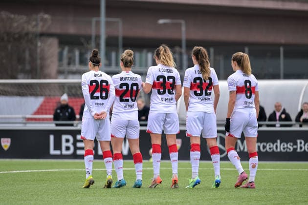 01.02.2026, Fußball, 2. Frauen-Bundesliga, 2025 2026, 15. Spieltag, VfB Stuttgart - SG 99 Andernach Die Mauer steht. Nicole Billa (26 VfB Stuttgart), Jana Beuschlein (20 VfB Stuttgart), Fabienne Dongus (33 VfB Stuttgart), Tamar Dongus (32 VfB Stuttgart) und Maxi Rall (8 VfB Stuttgart) machen sich für den Freistoß bereit.