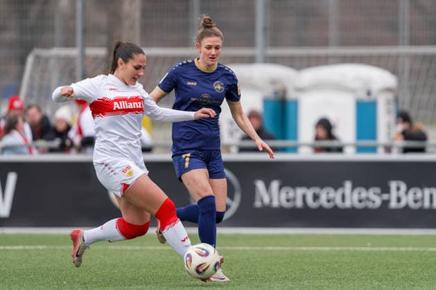 01.02.2026, Fußball, 2. Frauen-Bundesliga, 2025 2026, 15. Spieltag, VfB Stuttgart - SG 99 Andernach Laureta Temaj (5 VfB Stuttgart) im Duell mit Carolin Schraa (7 Andernach).