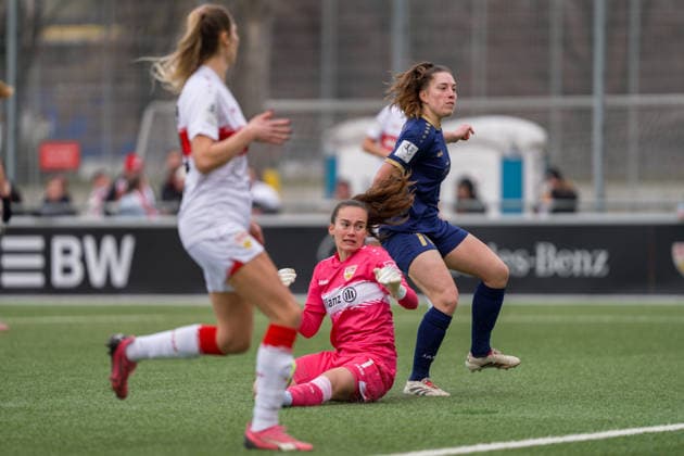 01.02.2026, Fußball, 2. Frauen-Bundesliga, 2025 2026, 15. Spieltag, VfB Stuttgart - SG 99 Andernach Leonie Krump (10 Andernach) umspielt Torhüterin Kiara Beck (1 VfB Stuttgart).
