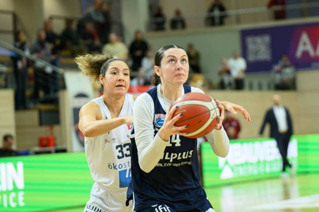Summah Evans (Freiburg, 33), Katelyn Shumate (Lions, 14), Syntainics MBC vs. Eisvoegel USC Freiburg, Frauen, Basketball, 1. Bundesliga, DBBL, Hauptrunde, 17. Spieltag, Saison 2025 26, 01.02.2026. Halle SWH Arena Sachsen-Anhalt Deutschland