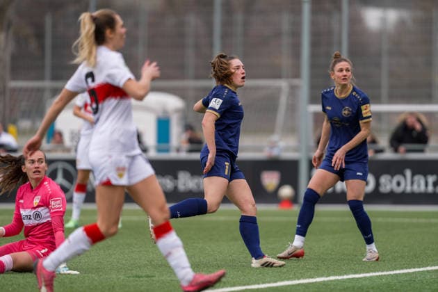 01.02.2026, Fußball, 2. Frauen-Bundesliga, 2025 2026, 15. Spieltag, VfB Stuttgart - SG 99 Andernach Leonie Krump (10 Andernach) und Carolin Schraa (7 Andernach) sowie Torhüterin Kiara Beck (1 VfB Stuttgart) und Janina Hechler (16 VfB Stuttgart) schauen dem Ball hinter her. Am Ende landet dieser im Tor.