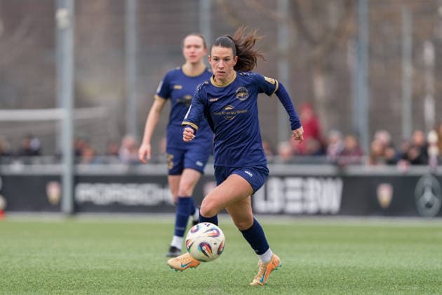 01.02.2026, Fußball, 2. Frauen-Bundesliga, 2025 2026, 15. Spieltag, VfB Stuttgart - SG 99 Andernach Lisa Kossmann (6 Andernach) mit dem Ball.