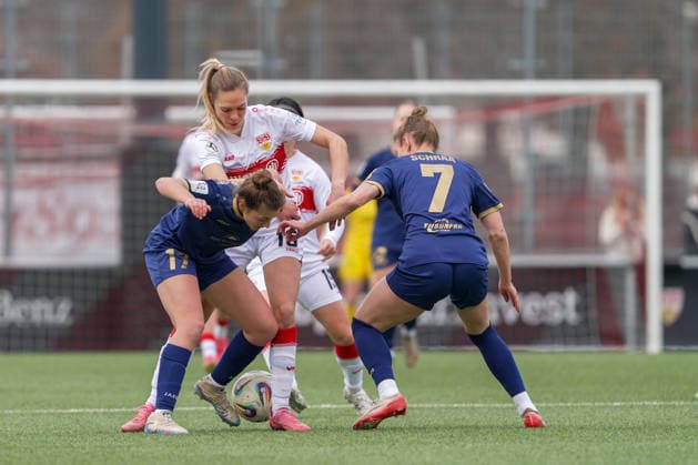 01.02.2026, Fußball, 2. Frauen-Bundesliga, 2025 2026, 15. Spieltag, VfB Stuttgart - SG 99 Andernach Janina Hechler (16 VfB Stuttgart) im Duell mit Leonie Wäschenbach (17 Andernach) und Carolin Schraa (7 Andernach).