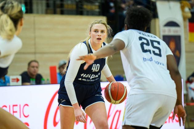 Sydney Erikstrup (Lions, 40), Eboni Walker (Freiburg, 25), Syntainics MBC vs. Eisvoegel USC Freiburg, Frauen, Basketball, 1. Bundesliga, DBBL, Hauptrunde, 17. Spieltag, Saison 2025 26, 01.02.2026. Halle SWH Arena Sachsen-Anhalt Deutschland