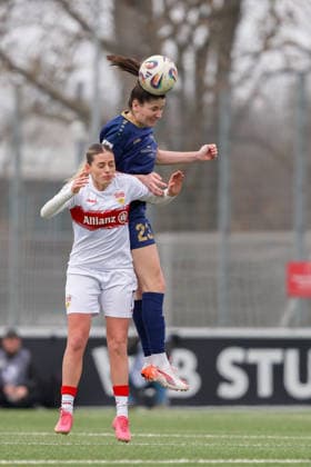 01.02.2026, Fußball, 2. Frauen-Bundesliga, 2025 2026, 15. Spieltag, VfB Stuttgart - SG 99 Andernach Magdalena Schumacher (23 Andernach) gewinnt das Kopfballduell gegen Dafina Redzepi (7 VfB Stuttgart).