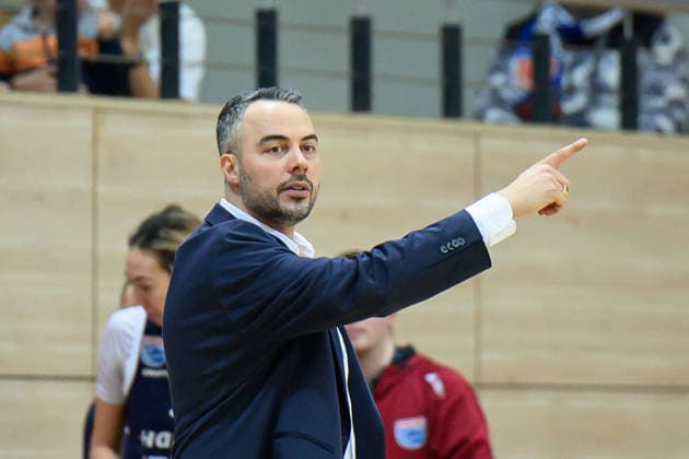 Timur Topal (Lions, Head Coach), Syntainics MBC vs. Eisvoegel USC Freiburg, Frauen, Basketball, 1. Bundesliga, DBBL, Hauptrunde, 17. Spieltag, Saison 2025 26, 01.02.2026. Halle SWH Arena Sachsen-Anhalt Deutschland