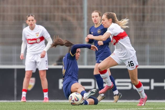 01.02.2026, Fußball, 2. Frauen-Bundesliga, 2025 2026, 15. Spieltag, VfB Stuttgart - SG 99 Andernach Besarta Hisenaj (4 Andernach) versucht Janina Hechler (16 VfB Stuttgart) mit einer Grätsche vom Ball zu trennen.