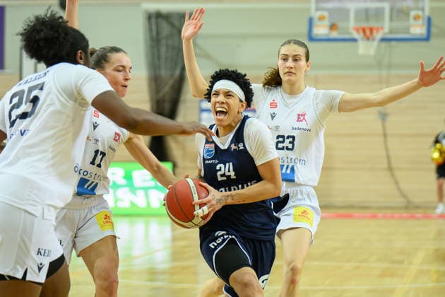 Eboni Walker (Freiburg, 25), Britta Daub (Freiburg, 17), Liz Smith (Lions, 24), Antonia Kraushaar (Freiburg, 23), Syntainics MBC vs. Eisvoegel USC Freiburg, Frauen, Basketball, 1. Bundesliga, DBBL, Hauptrunde, 17. Spieltag, Saison 2025 26, 01.02.2026. Halle SWH Arena Sachsen-Anhalt Deutschland