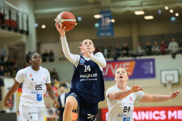 Eboni Walker (Freiburg, 25), Katelyn Shumate (Lions, 14), Abigail Ann Prohaska (Freiburg, 24), Syntainics MBC vs. Eisvoegel USC Freiburg, Frauen, Basketball, 1. Bundesliga, DBBL, Hauptrunde, 17. Spieltag, Saison 2025 26, 01.02.2026. Halle SWH Arena Sachsen-Anhalt Deutschland