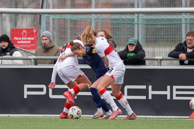01.02.2026, Fußball, 2. Frauen-Bundesliga, 2025 2026, 15. Spieltag, VfB Stuttgart - SG 99 Andernach Carolin Schraa (7 Andernach) setzt sich gegen Julia Glaser (9 VfB Stuttgart) und Maxi Rall (8 VfB Stuttgart) durch.