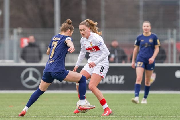 01.02.2026, Fußball, 2. Frauen-Bundesliga, 2025 2026, 15. Spieltag, VfB Stuttgart - SG 99 Andernach Carolin Schraa (7 Andernach) mit dem Ball am Fuß. Julia Glaser (9 VfB Stuttgart) schätzt die Situation noch ein.