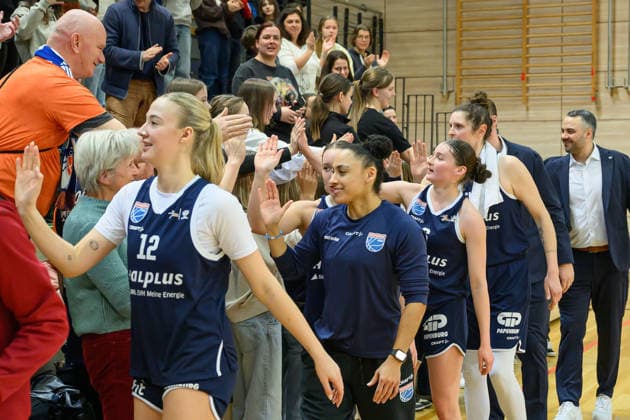 Lions beim Abklatschen mit Fans nach dem 78:68 Heimsieg, Syntainics MBC vs. Eisvoegel USC Freiburg, Frauen, Basketball, 1. Bundesliga, DBBL, Hauptrunde, 17. Spieltag, Saison 2025 26, 01.02.2026. Halle SWH Arena Sachsen-Anhalt Deutschland