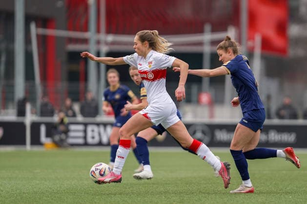 01.02.2026, Fußball, 2. Frauen-Bundesliga, 2025 2026, 15. Spieltag, VfB Stuttgart - SG 99 Andernach Janina Hechler (16 VfB Stuttgart) entflieht Carolin Schraa (7 Andernach).